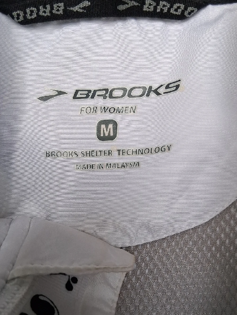 Brooks White and Black Sleeveless Zip-Front Running Vest - Picture 4 of 5